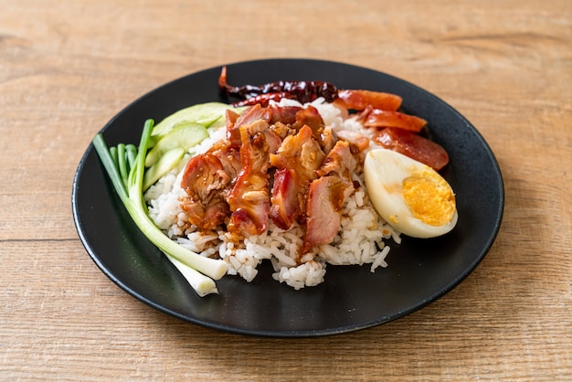 Carne de porco vermelha assada em molho no arroz coberto