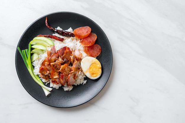 Carne de porco vermelha assada em molho no arroz coberto