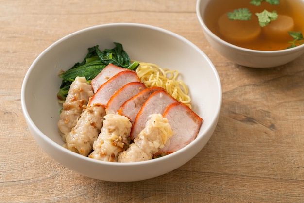 Carne de porco vermelha de churrasco e macarrão wonton com sopa