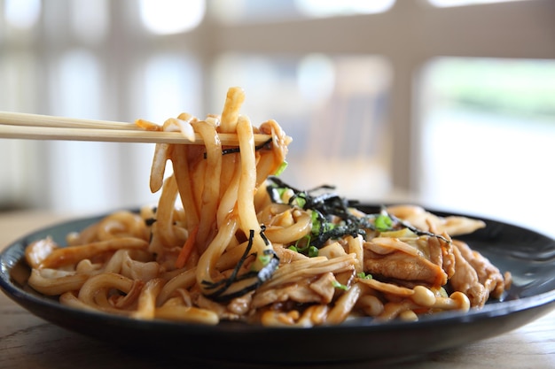 Carne de porco Yakisoba em madeira, comida japonesa