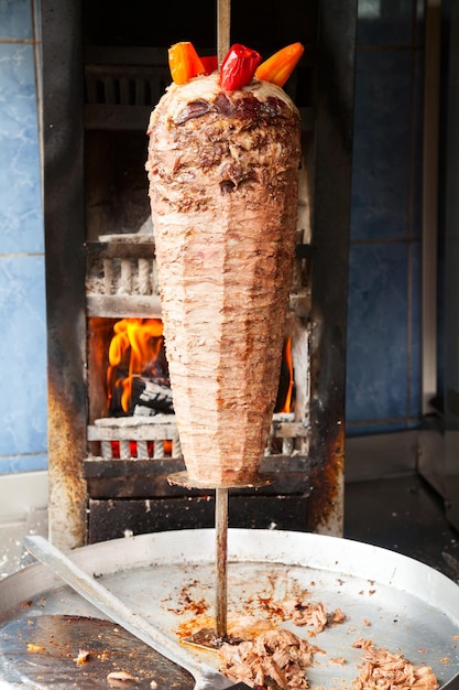 Carne de Shawarma em saliva rotativa