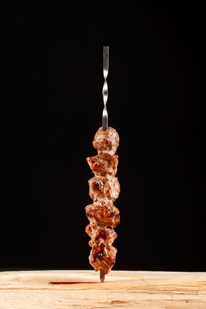 Carne de shish kebab grelhada no espeto