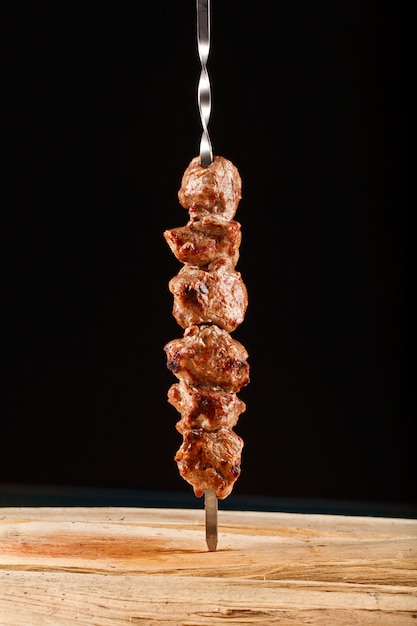 Carne de shish kebab grelhada no espeto