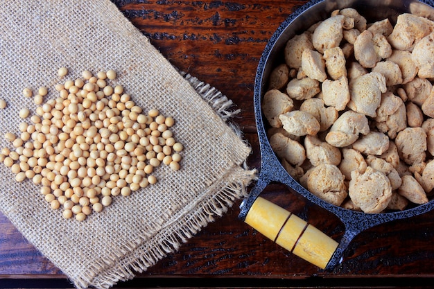 Carne de soja, pedaços em uma panela rústica