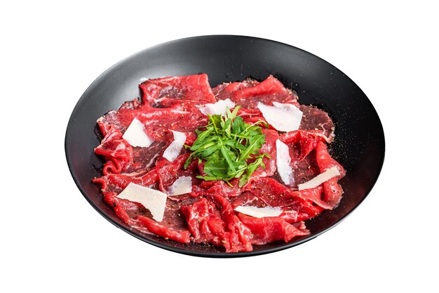 Carne de vaca Carpaccio aperitivo frio com parmesão e rúcula em um prato Isolado em fundo branco Vista superior