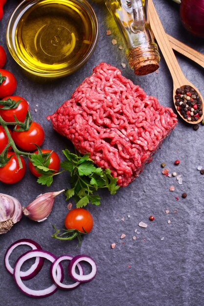 Carne de vaca picada com especiarias e legumes