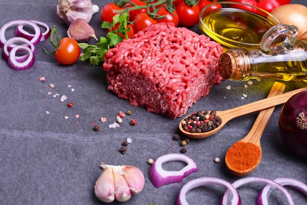 Carne de vaca picada com especiarias e legumes