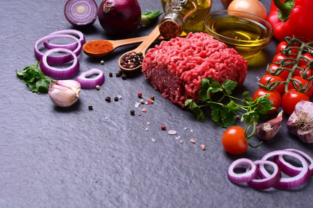 Carne de vaca picada com especiarias e legumes