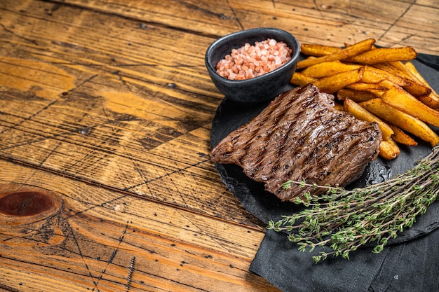 Carne de veado com sal marinho e carne de caça frita fundo de madeira Vista superior Espaço de cópia