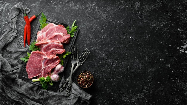 Carne de vitela crua com salsa e especiarias na mesa bife de carne vista superior espaço livre para o seu texto estilo rústico