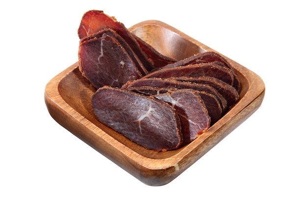 Carne delicada basturma, filé de carne seca com especiarias, em fatias finas, servido em uma tigela de madeira, isolado no fundo branco.