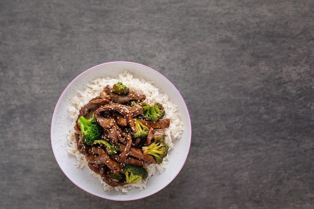 Carne e brócolis perfeitamente combinados StirFry