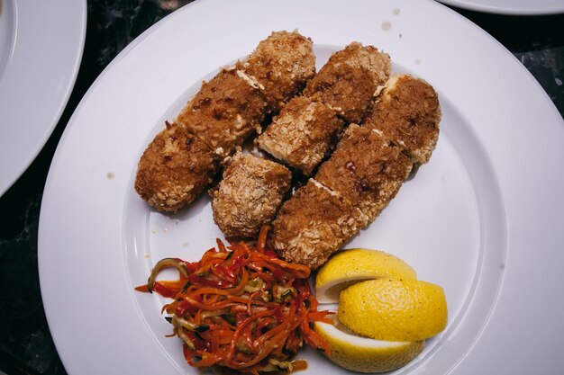 carne e legumes cozidos em um prato branco, vista superior, prato em um restaurante