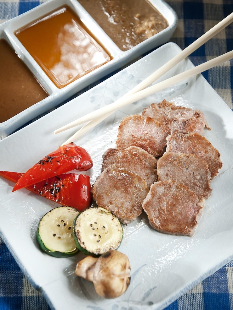 Foto carne e legumes em fatias comida asiática