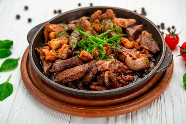 Fígado de frango caseiro frito com molho de soja, tomate, cebola e