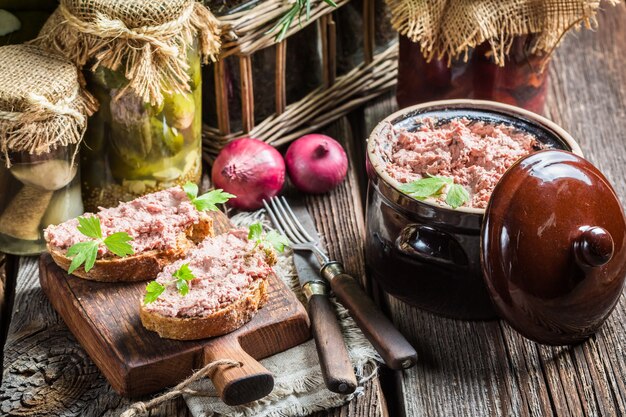 Carne e legumes na grelha na mesa de madeira