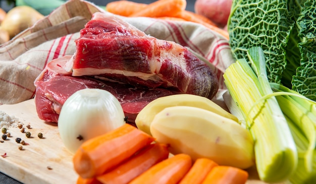 Carne e legumes para preparação de francês pote au feu