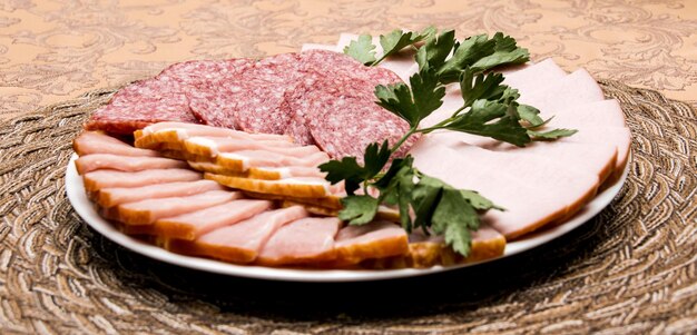 Carne e salsicha em um prato sobre uma mesa