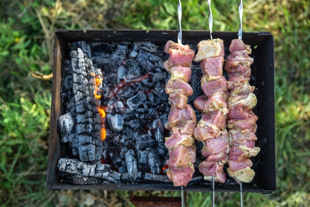 Carne em chamas para churrasco close-up vista aérea