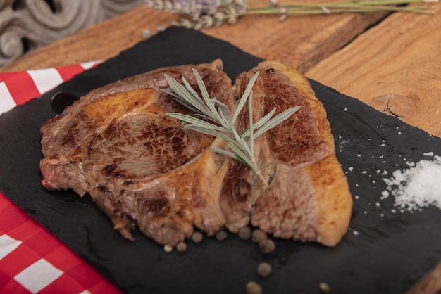 Carne em uma laje de pedra escura