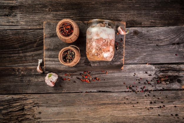 Carne enlatada em uma jarra de vidro em uma mesa de madeira fazenda alimentos orgânicos banner menu receita lugar para texto