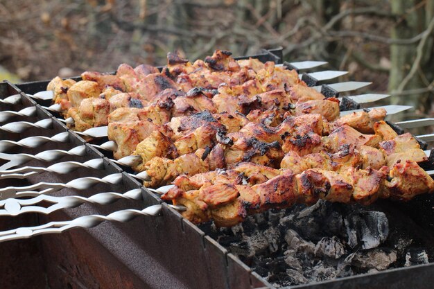 Foto la carne es a la parrilla schaschlik cocina de barbacoa