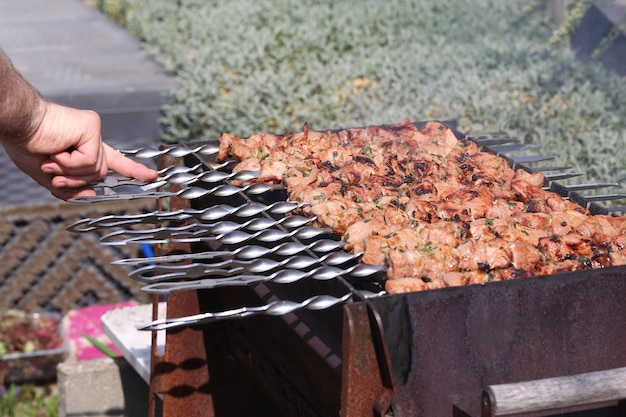 Foto la carne es a la parrilla schaschlik cocina de barbacoa