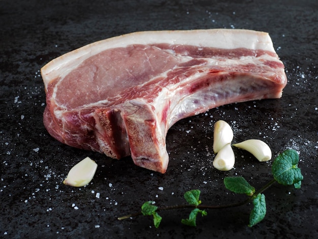 Carne con especias en la mesa