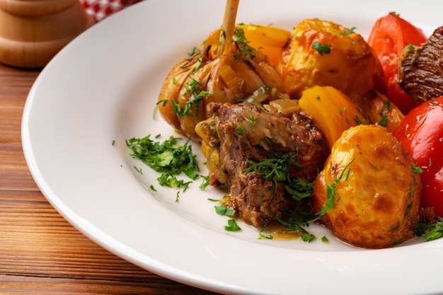 Carne estufada com batatas na chapa branca