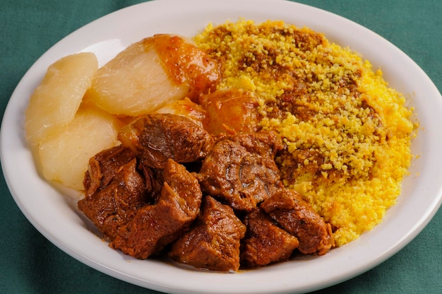 Foto carne estufada com cuscuz e mandioca culinária popular nordestina