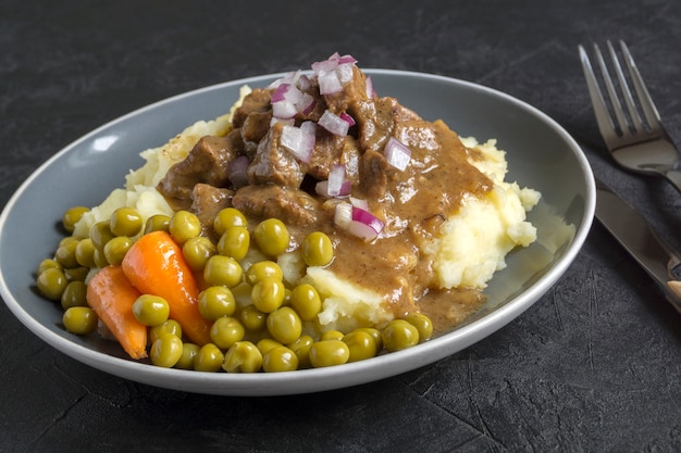 Foto carne estufada com molho e purê de batata