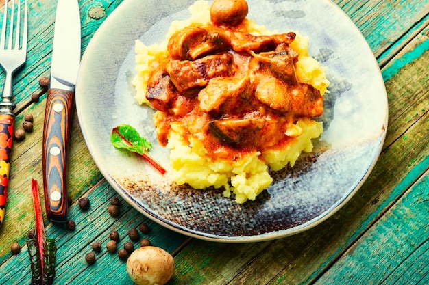 Carne estufada com ragu de batatas