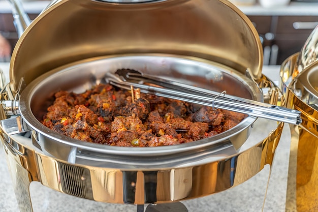 Carne estufada em prato na festa anigeriana