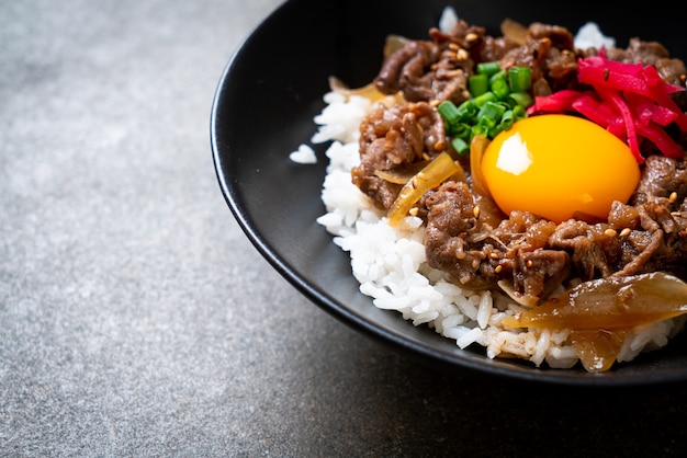 Carne fatiada com arroz coberto (gyuu-don)