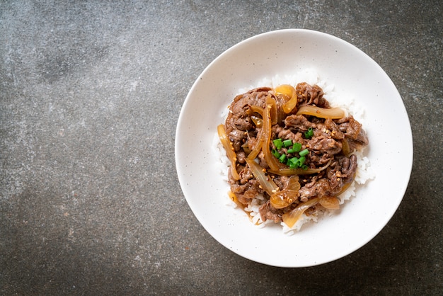 carne fatiada com arroz coberto (GYUU DON)