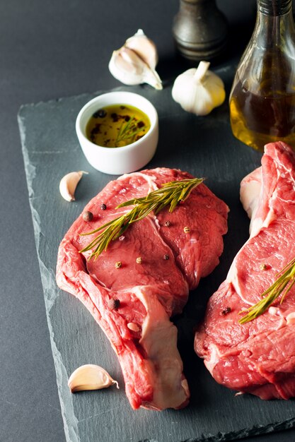 Carne fresca crua, bife de vaca e porco, lombo, com alecrim, pimenta e sal