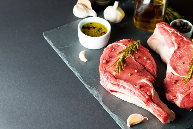 Carne fresca crua, bife de vaca e porco, lombo, com alecrim, pimenta e sal