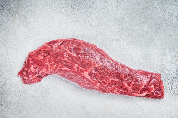 Carne fresca crua Bife Saia de facão Fundo branco Vista de cima Espaço para cópia