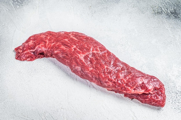 Carne fresca crua Bife Saia de facão Fundo branco Vista de cima Espaço para cópia