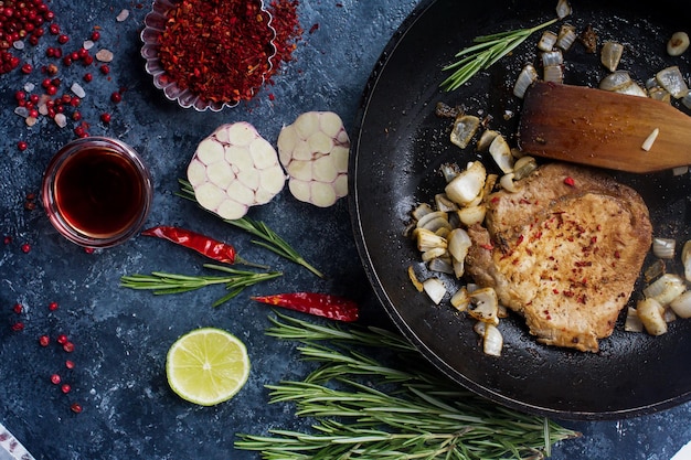 Carne fresca crua com especiarias cebola pimenta vermelha alho e limão na frigideira vista superior