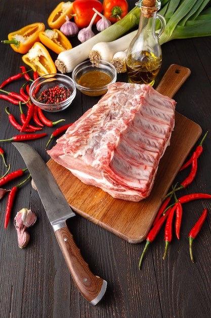 Carne fresca crua com ingredientes