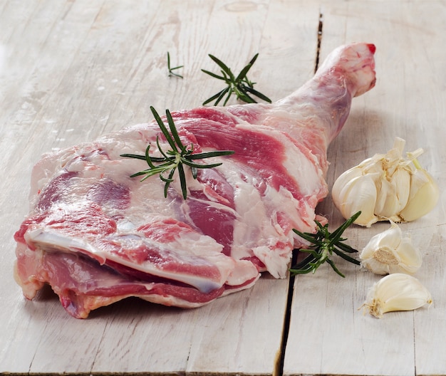 Carne fresca crua em uma placa de madeira