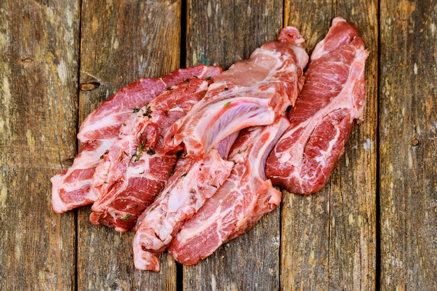 Carne fresca y cruda. Costillas y chuletas de cerdo sin cocer, asado y parrilla listos para cortar