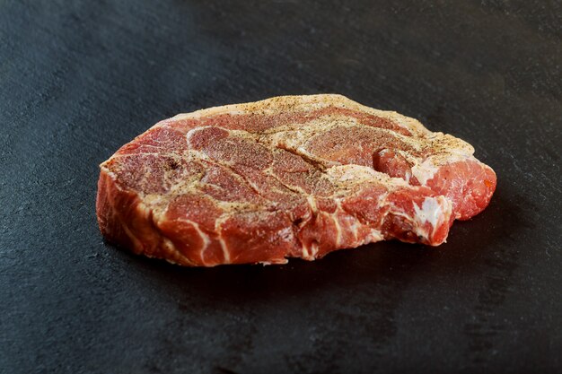 Carne fresca y cruda. Pieza entera de carne roja lista para cocinar a la parrilla o barbacoa.