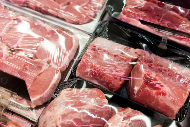 Carne fresca cruda de res o cerdo en el supermercado