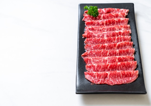 carne fresca cruda en rodajas con textura marmolada