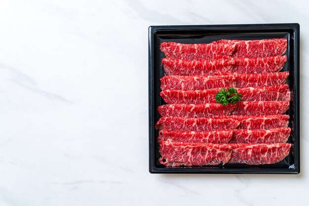 carne fresca cruda en rodajas con textura marmolada