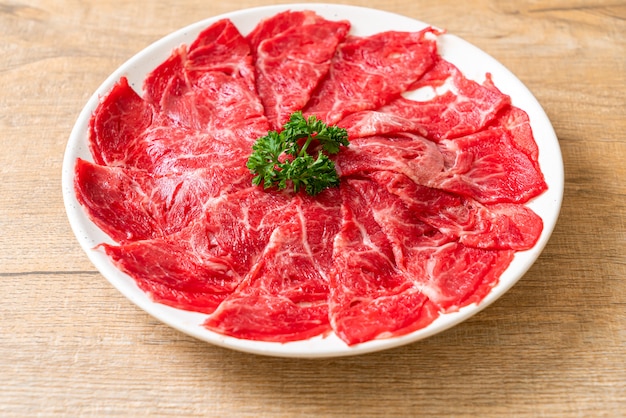 Carne fresca cruda en rodajas con textura marmolada