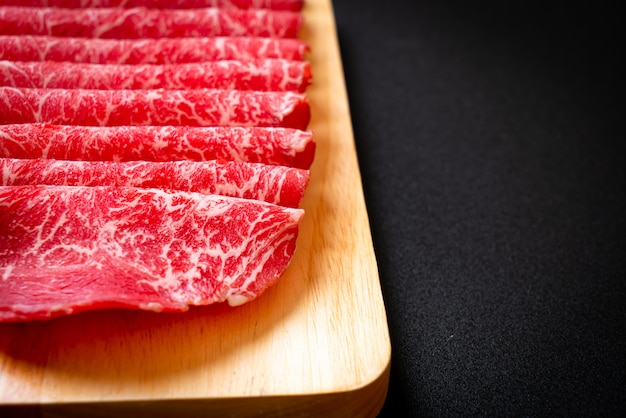 Foto carne fresca cruda en rodajas con textura marmolada