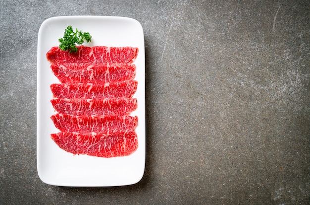 carne fresca cruda en rodajas con textura marmolada